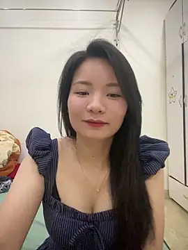 Bee Yellow00 online show from April 13, 4:51 am