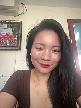 Bee Yellow00 online show from April 23, 3:41 am