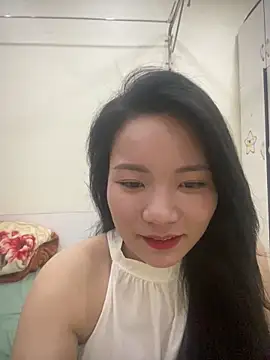 Bee Yellow00 online show from April 24, 4:59 am