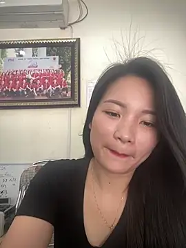 Bee Yellow00 online show from April 25, 4:26 am