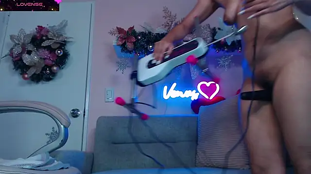 Snapshot of VenusIsLove_ chatting on December 12, 11:14 pm VenusIsLove online show from December 12, 11:14 pm