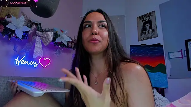 Snapshot of VenusIsLove_ chatting on December 30, 12:00 am VenusIsLove online show from December 30, 12:00 am