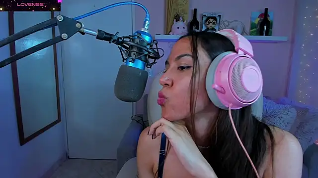 Snapshot of VenusIsLove_ chatting on January 15, 10:46 pm VenusIsLove online show from January 15, 10:46 pm