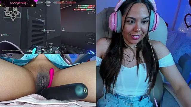 Snapshot of VenusIsLove_ chatting on February 17, 12:32 am VenusIsLove online show from February 17, 12:32 am