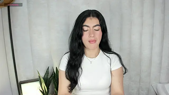 Snapshot of Emii_rous chatting on November 11, 9:48 pm Emii rous online show from November 11, 9:48 pm