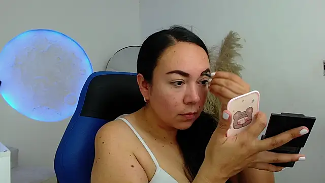 Yadis hot online show from November 6, 8:32 pm