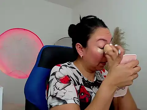 Yadis hot online show from November 18, 8:46 pm