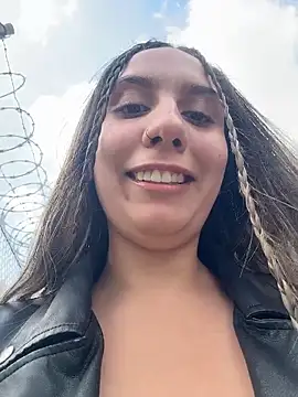 Snapshot of sarah_honey__ chatting on December 1, 3:06 pm sarah honey online show from December 1, 3:06 pm