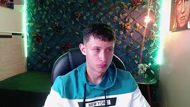 Snapshot of Garuo_18 chatting on November 28, 3:20 am Garuo 18 online show from November 28, 3:20 am