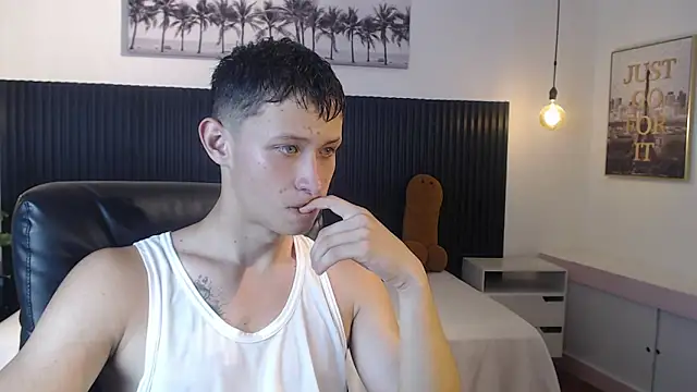 Snapshot of Garuo_18 chatting on December 1, 7:08 pm Garuo 18 online show from December 1, 7:08 pm