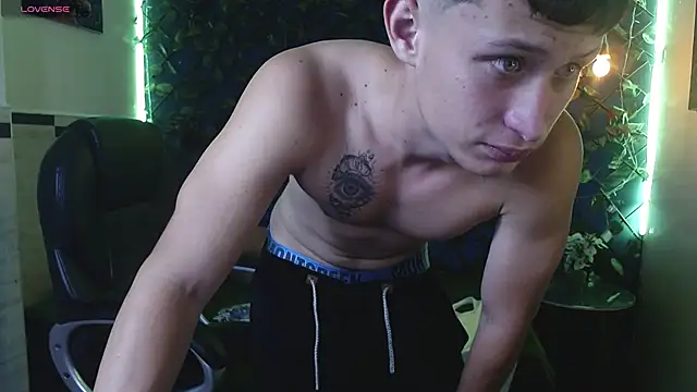 Snapshot of Garuo_18 chatting on December 3, 7:23 pm Garuo 18 online show from December 3, 7:23 pm