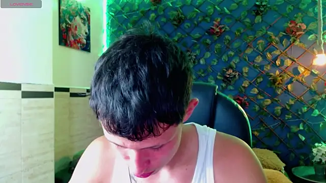 Snapshot of Garuo_18 chatting on December 18, 2:39 am Garuo 18 online show from December 18, 2:39 am