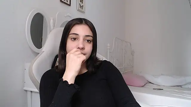 bellefleurrr online show from April 19, 1:43 pm