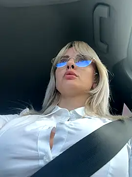 blondegirlx online show from October 28, 11:36 am