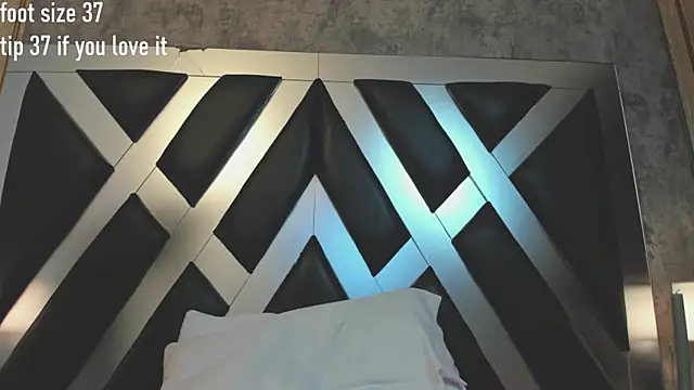 CloePerson online show from April 4, 11:57 pm