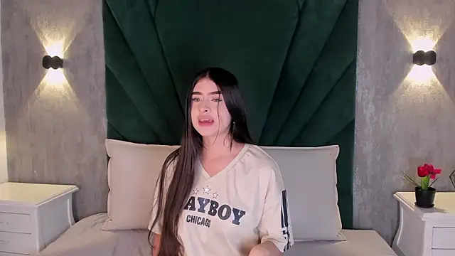 Snapshot of EmiliClarke chatting on March 2, 12:23 pm EmiliClarke online show from March 2, 12:23 pm