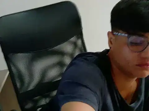 Snapshot of zarek_boston chatting on December 18, 11:27 am zarek boston online show from December 18, 11:27 am