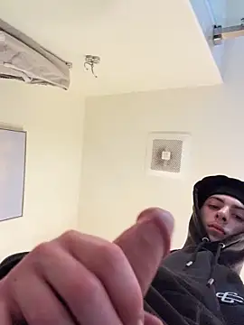 Snapshot of slimshadypt2 chatting on February 9, 9:35 am slimshadypt2 online show from February 9, 9:35 am