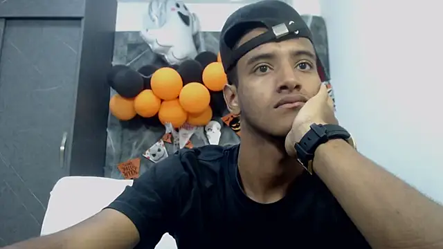 Tommy 22CM online show from October 30, 2:07 pm