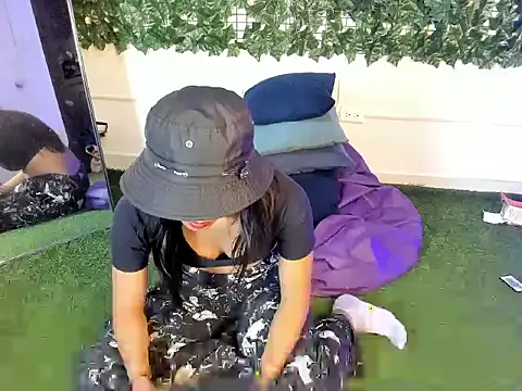 YeseniaRodriguez3 online show from March 14, 1:27 pm