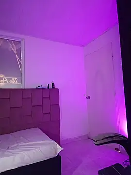 YeseniaRodriguez3 online show from April 15, 6:37 pm