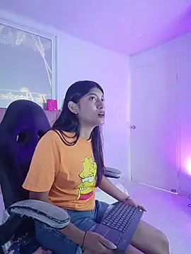 YeseniaRodriguez3 online show from April 28, 5:51 pm