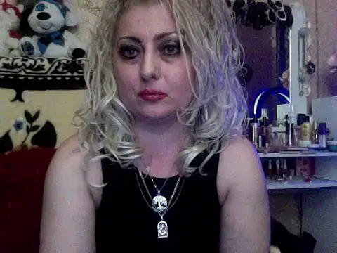 Snapshot of xHot_Amazonq chatting on November 18, 5:17 pm xHot Amazonq online show from November 18, 5:17 pm