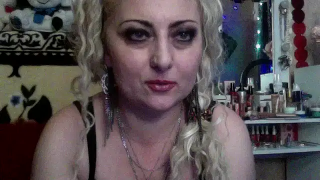 Snapshot of xHot_Amazonq chatting on December 2, 5:52 pm xHot Amazonq online show from December 2, 5:52 pm