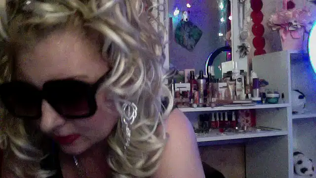 Snapshot of xHot_Amazonq chatting on December 3, 9:13 pm xHot Amazonq online show from December 3, 9:13 pm