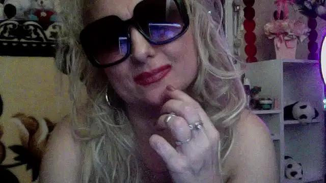 Snapshot of xHot_Amazonq chatting on December 16, 10:48 pm xHot Amazonq online show from December 16, 10:48 pm