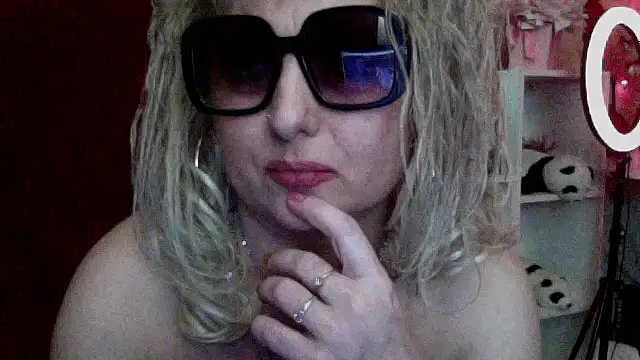 Snapshot of xHot_Amazonq chatting on February 14, 12:51 am xHot Amazonq online show from February 14, 12:51 am