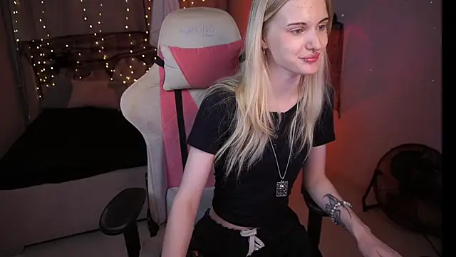 Snapshot of MonicaVelen chatting on October 29, 6:48 am MonicaVelen online show from October 29, 6:48 am