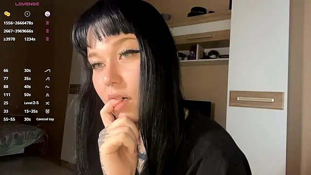 LaurenOveson online show from November 18, 10:20 am