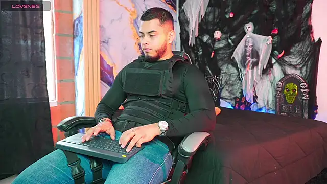 Tiler wolker online show from October 31, 7:48 pm