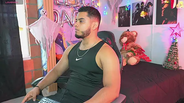 Tiler wolker online show from December 14, 8:24 pm