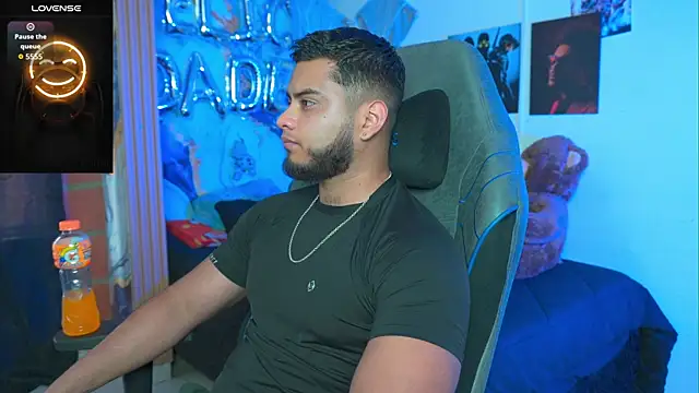 Tiler wolker online show from April 3, 8:51 pm