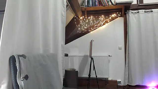 MissDyannis online show from March 7, 7:33 pm