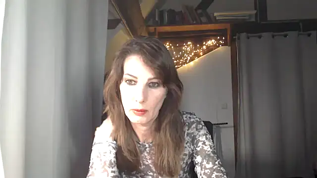 MissDyannis online show from March 9, 7:40 pm