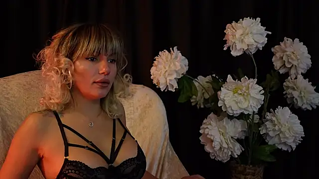 Snapshot of EllaWhisper chatting on November 2, 7:00 am EllaWhisper online show from November 2, 7:00 am