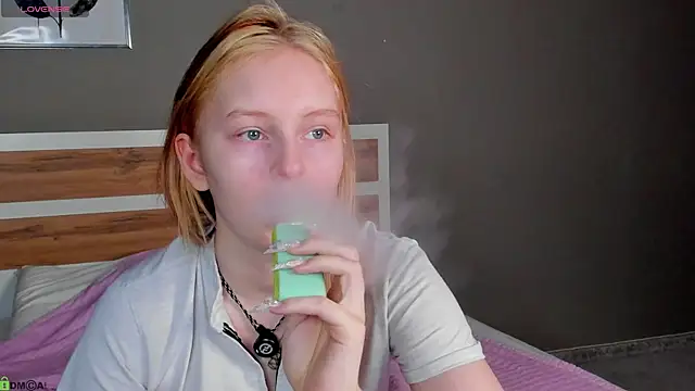 Snapshot of AngelWisee chatting on June 19, 3:11 am AngelWisee online show from June 19, 3:11 am
