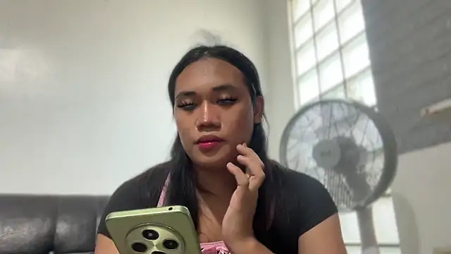 Snapshot of untouchable_mia chatting on November 1, 4:25 am untouchable mia online show from November 1, 4:25 am