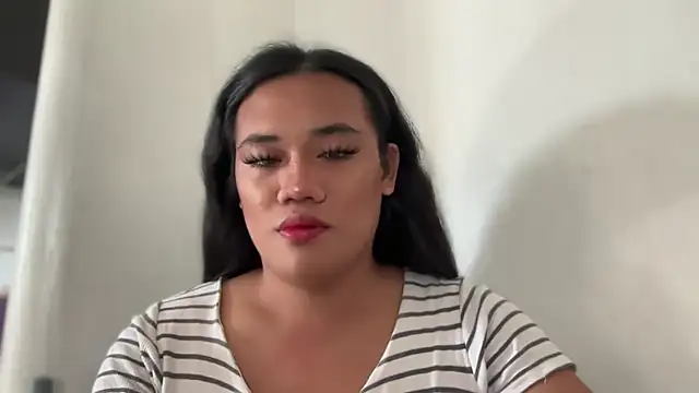 Snapshot of untouchable_mia chatting on November 4, 1:27 am untouchable mia online show from November 4, 1:27 am