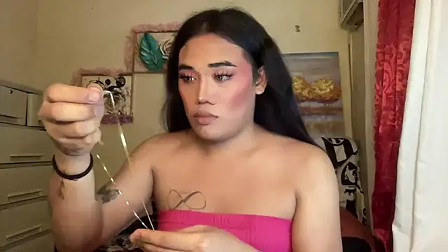 Snapshot of untouchable_mia chatting on December 4, 12:25 pm untouchable mia online show from December 4, 12:25 pm