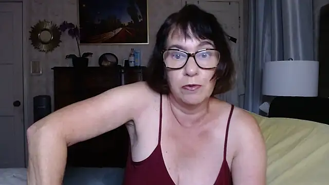 Snapshot of BigbustedBrenda chatting on October 31, 10:33 pm BigbustedBrenda online show from October 31, 10:33 pm
