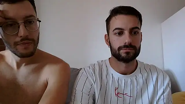 Snapshot of Amicisegreti2 chatting on November 2, 9:55 am Amicisegreti2 online show from November 2, 9:55 am