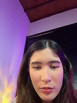 Snapshot of emilyy1_ chatting on December 18, 2:50 am emilyy1 online show from December 18, 2:50 am