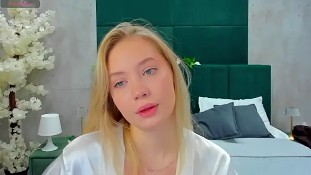 Melanie Ryer online show from November 18, 1:11 am