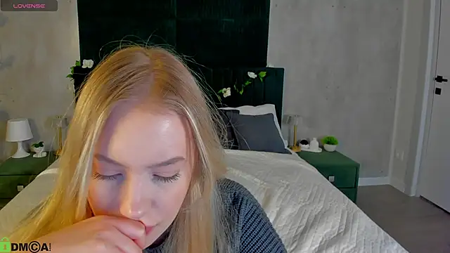 Melanie Ryer online show from December 4, 1:04 am