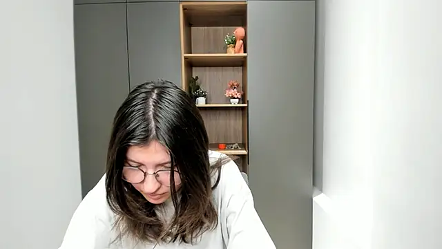 VickieChantos online show from October 29, 4:48 am