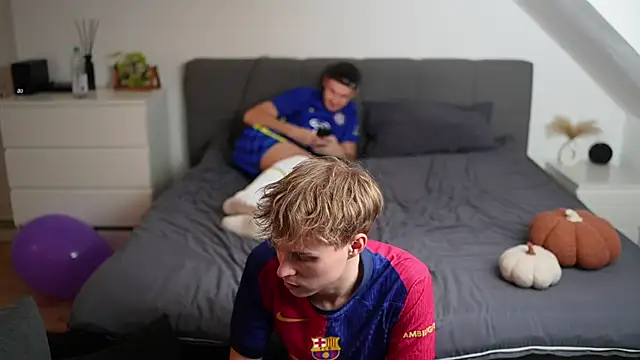 Snapshot of InnocentGuysOF chatting on February 27, 6:52 pm InnocentGuysOF online show from February 27, 6:52 pm